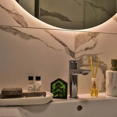 Cascadia Luxury Business - Garden View Apartment